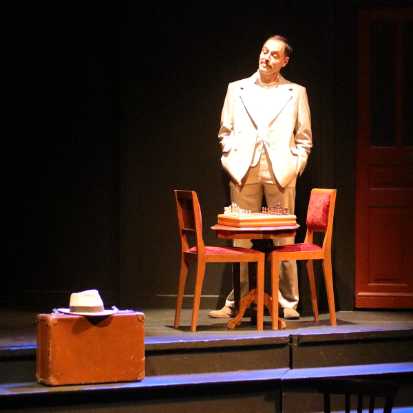 Antony Fons sur scène pour "Le joueur d'échecs".